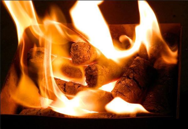 木屑生物質(zhì)顆粒燃燒圖片 木屑生物質(zhì)顆粒燃燒圖片